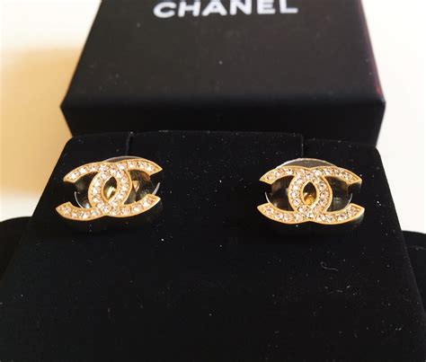 chanel schilderij glas|Stud earrings .